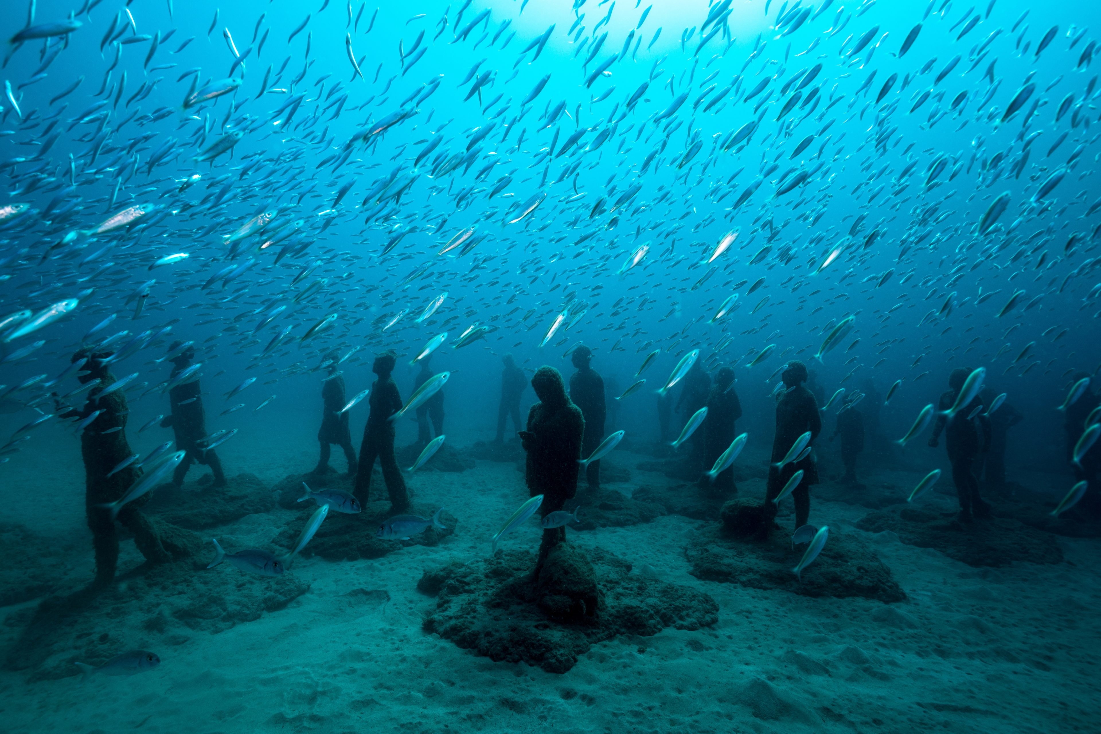 На дне. Подводный музей Атлантико. Лансароте подводный музей. Канкун Мексика подводный музей. Подводный музей Джейсона де Кайрес Тейлора.
