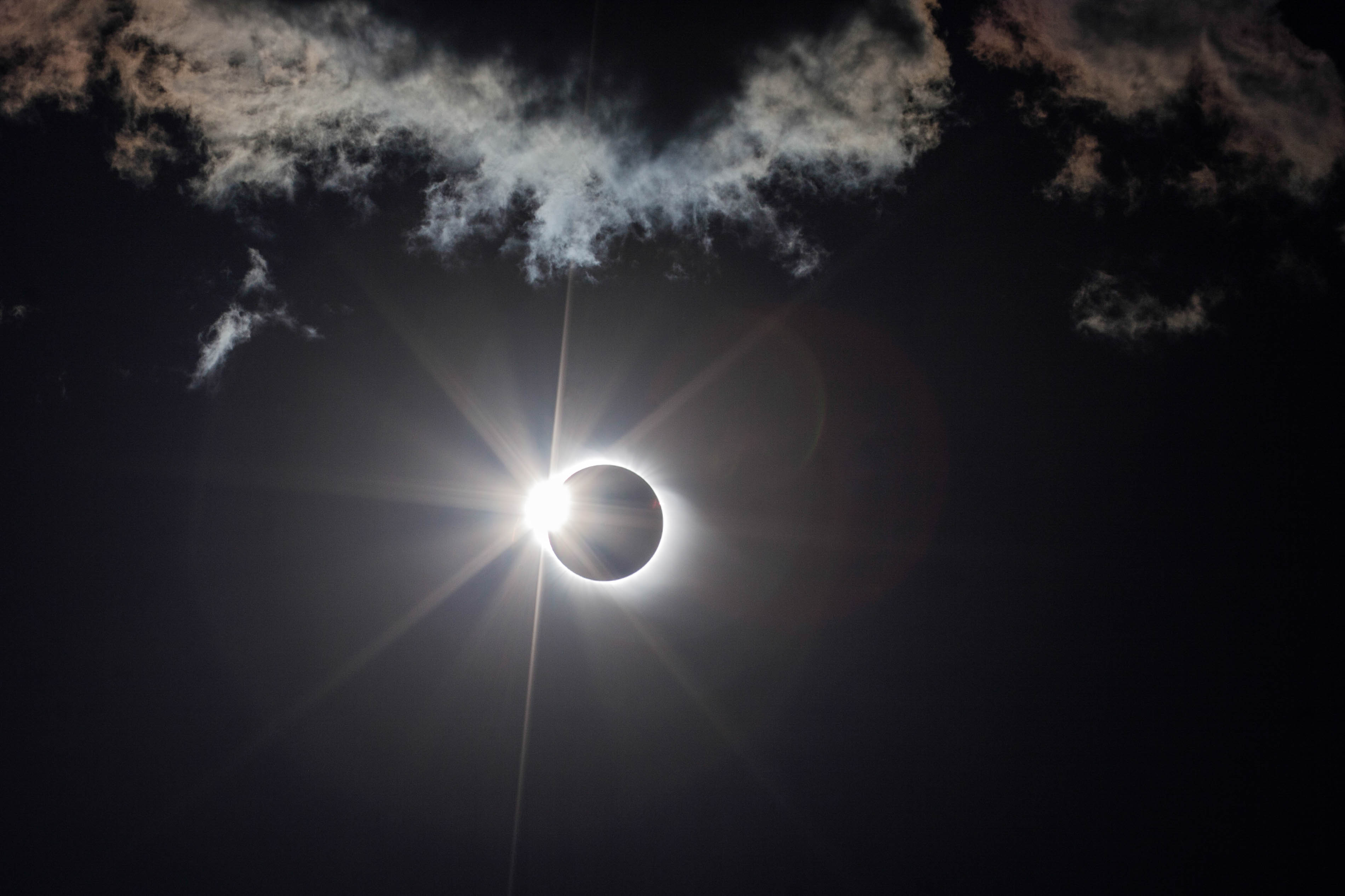 Солнечное затмение с земли. Eclipse Solar затмение. Солнечное затмение астрономическое явление. Кольцеобразное солнечное затмение. Солнечное затмение 2009.