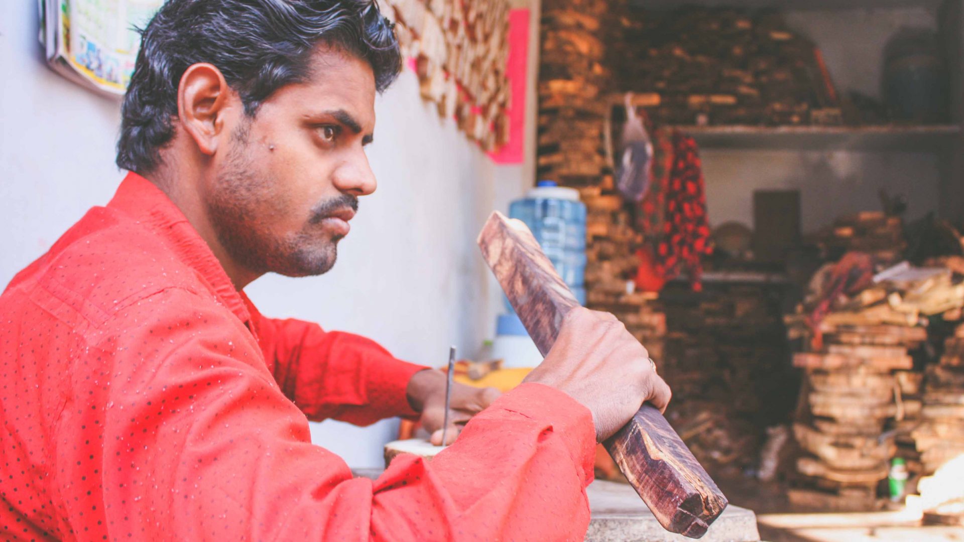 Sixth-generation block carver Ranu Khan in Bagru, Rajasthan, India.