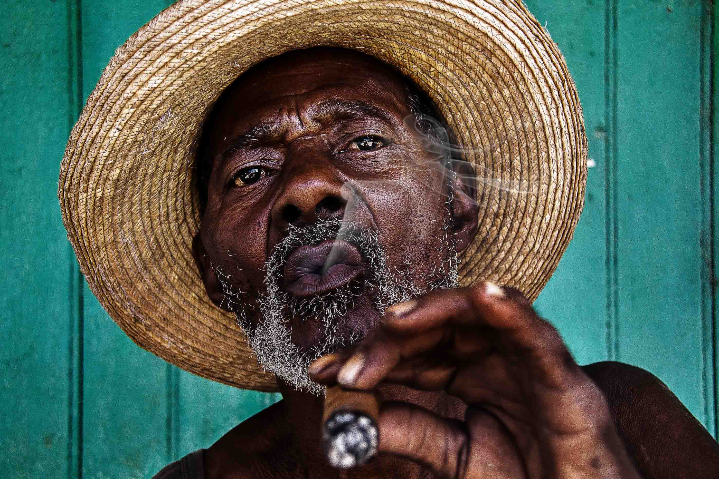 Известные кубинские. Негр в соломенной шляпе. Кубинец с сигарой. Старый негр. Темнокожий кубинец.