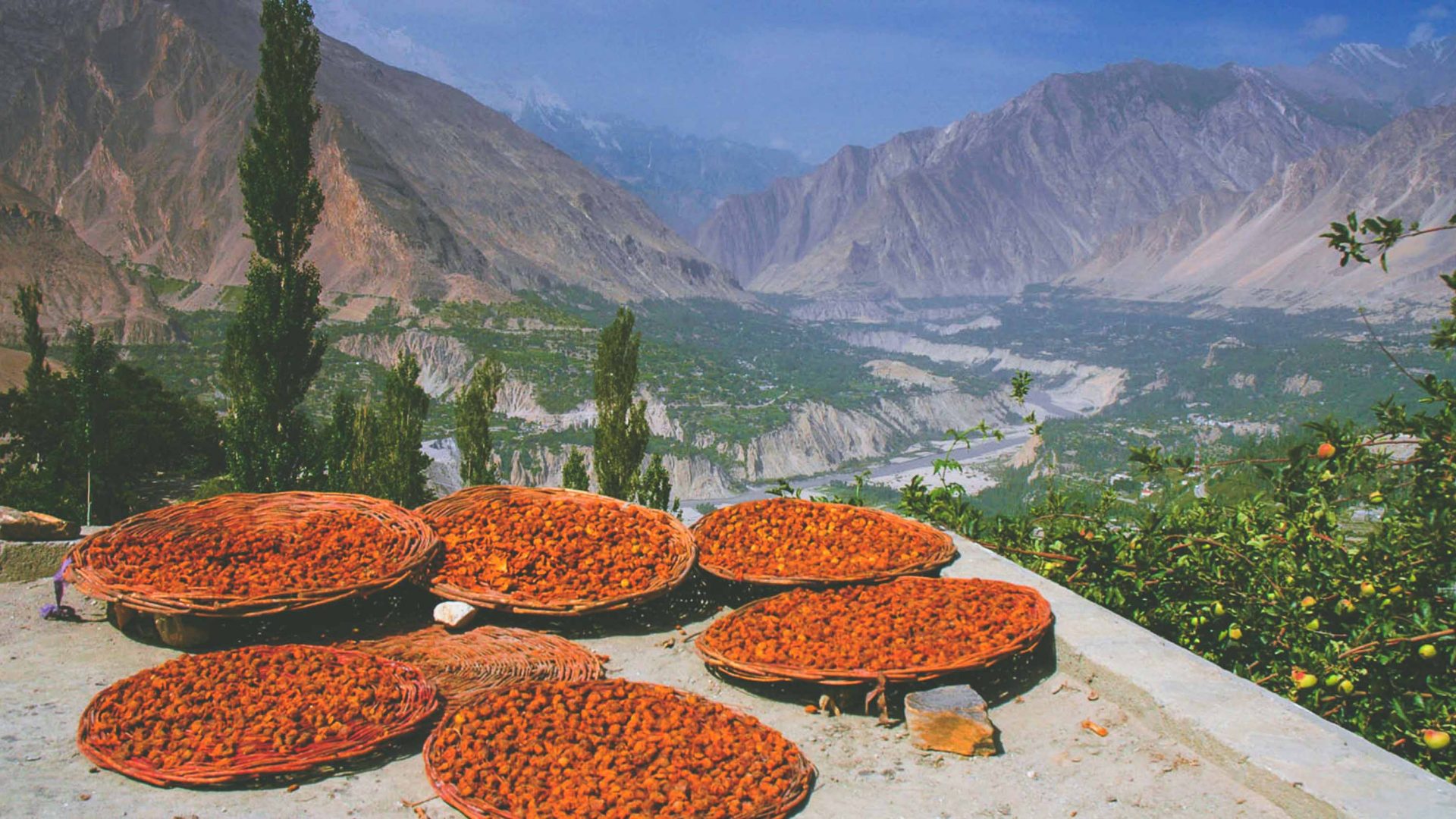 Drying spices and mountain vistas are two things you can be certain of during this Baltistan food tour in Pakistan.