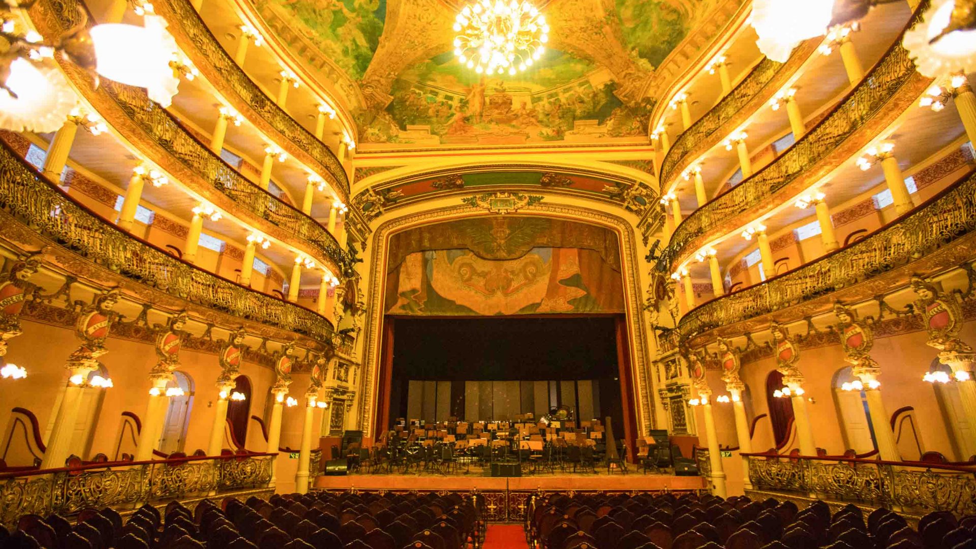 The yellow lights of the interior of the grand Amazonas theatre.