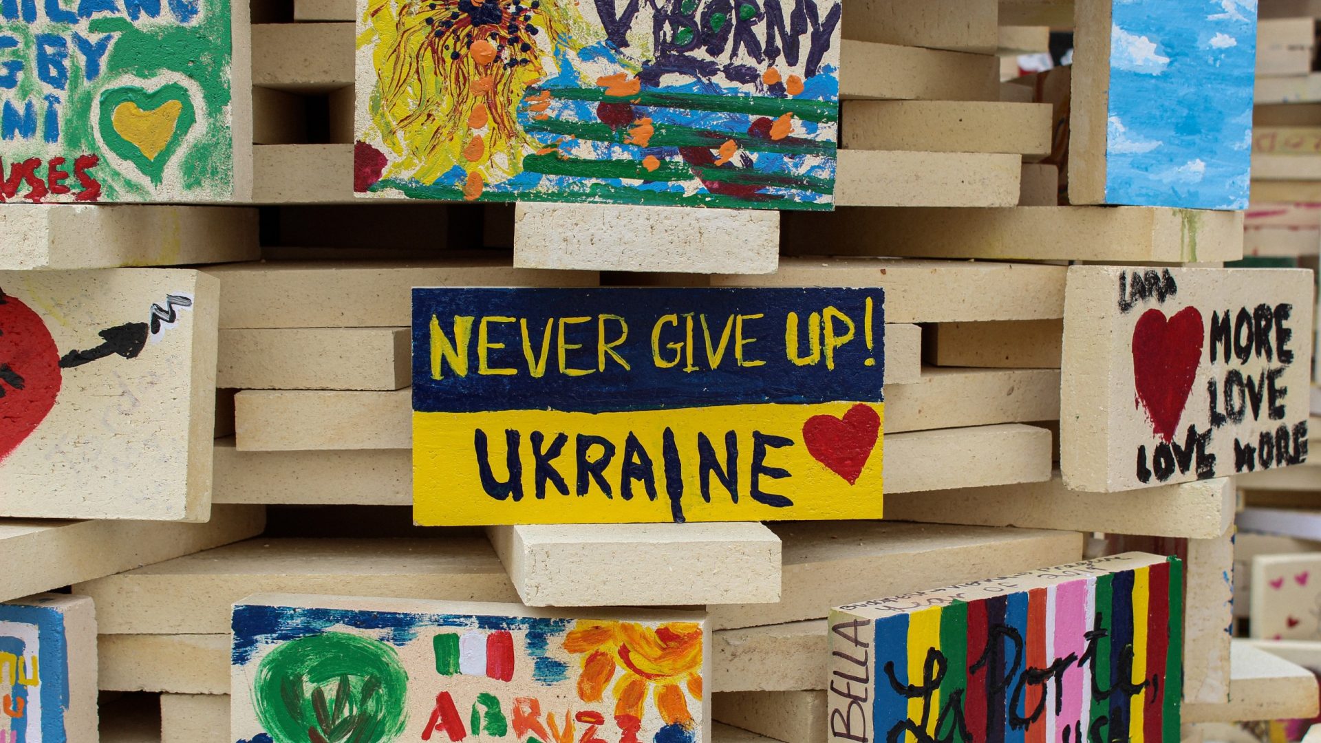 Messages in support of Ukraine.