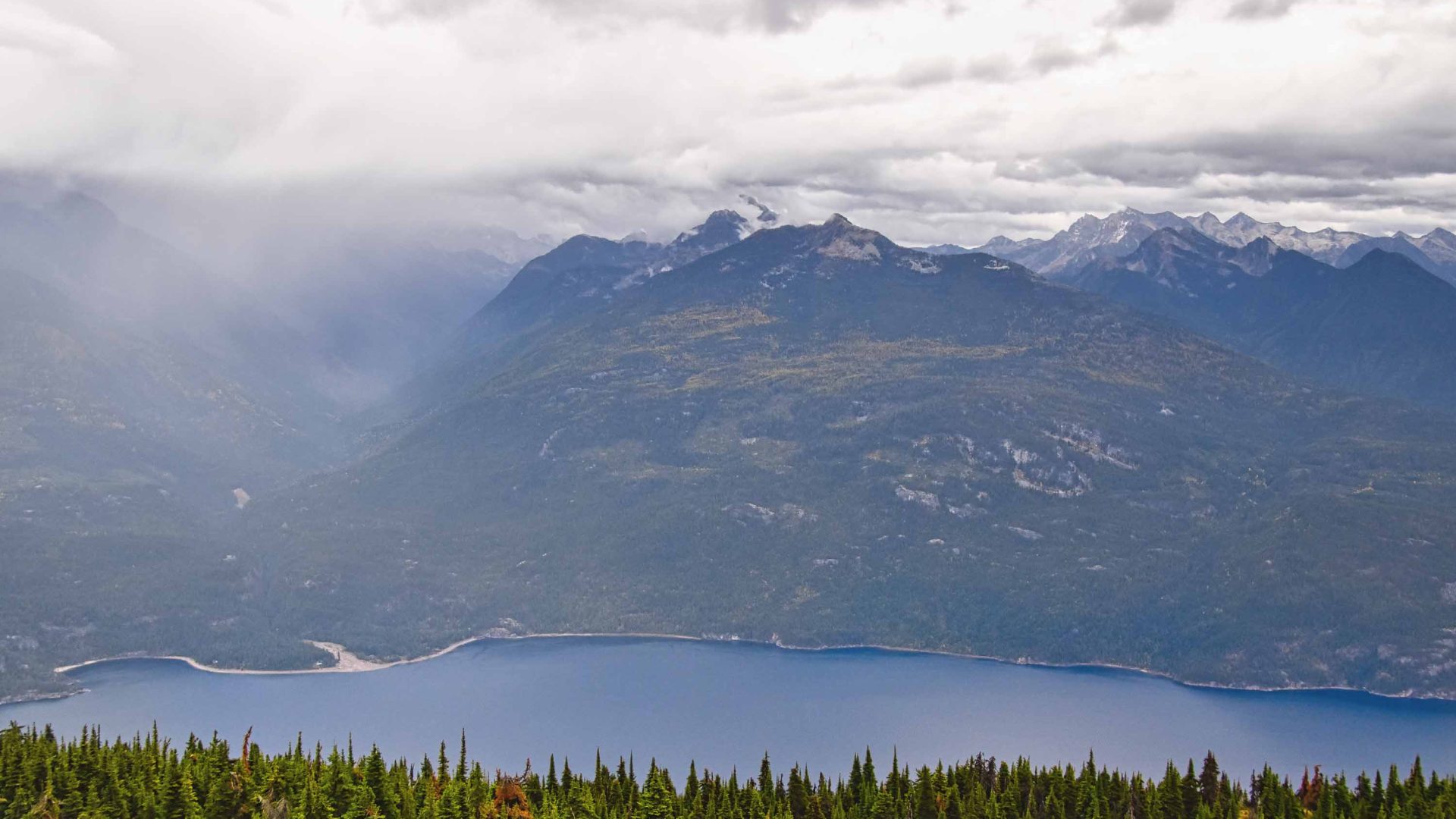 A view over a lake and mountains.