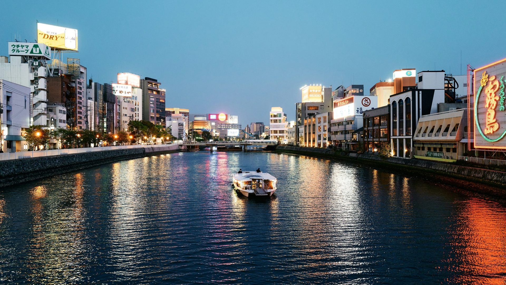 Naka River runs the center of Fukuoka.