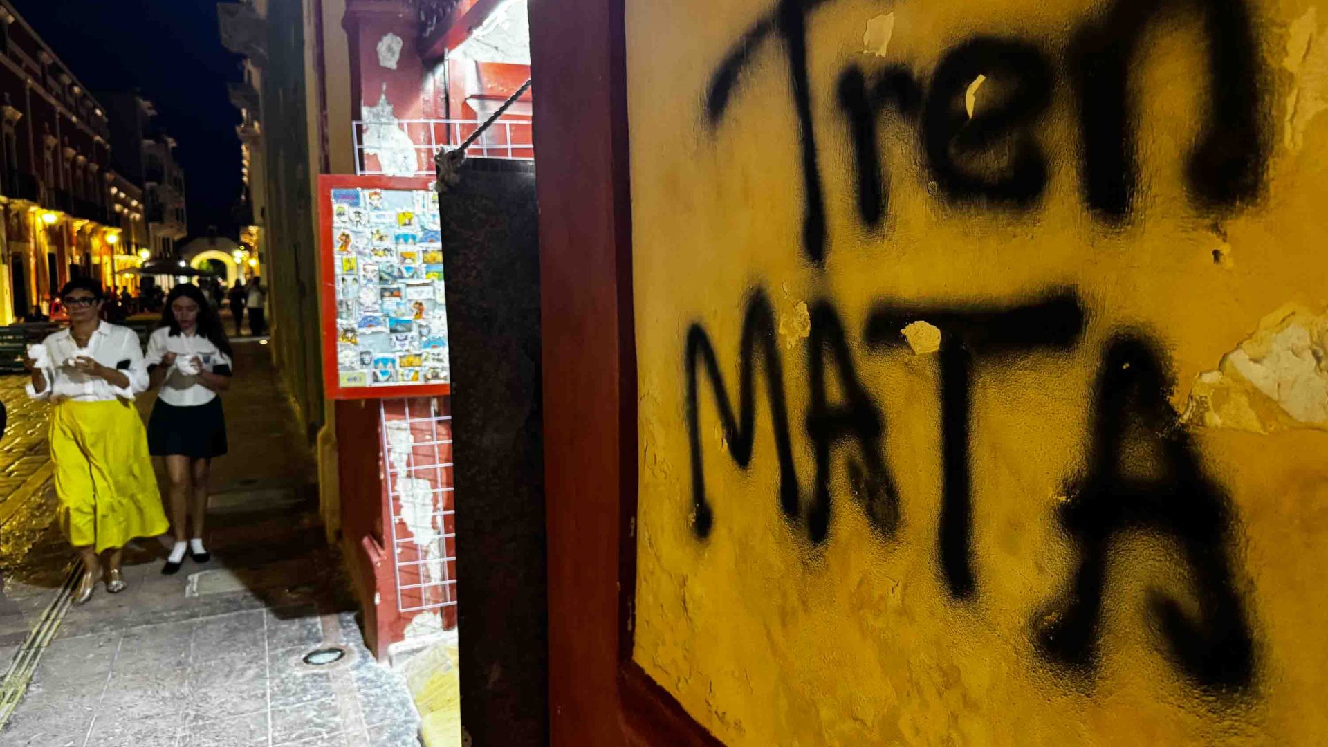 Graffiti on a wall that says 'Tren mata'.