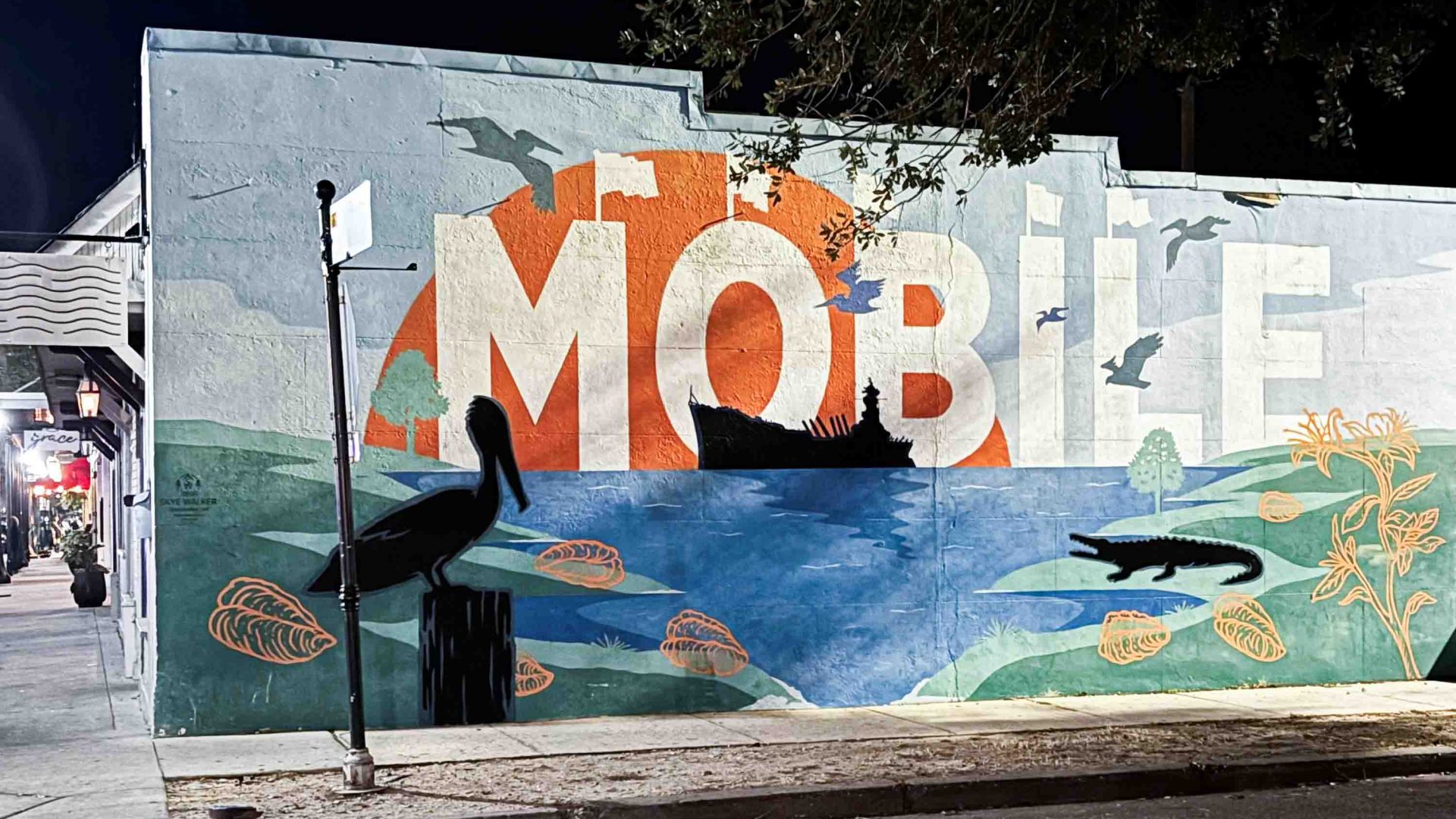 A street mural with the word Mobile.