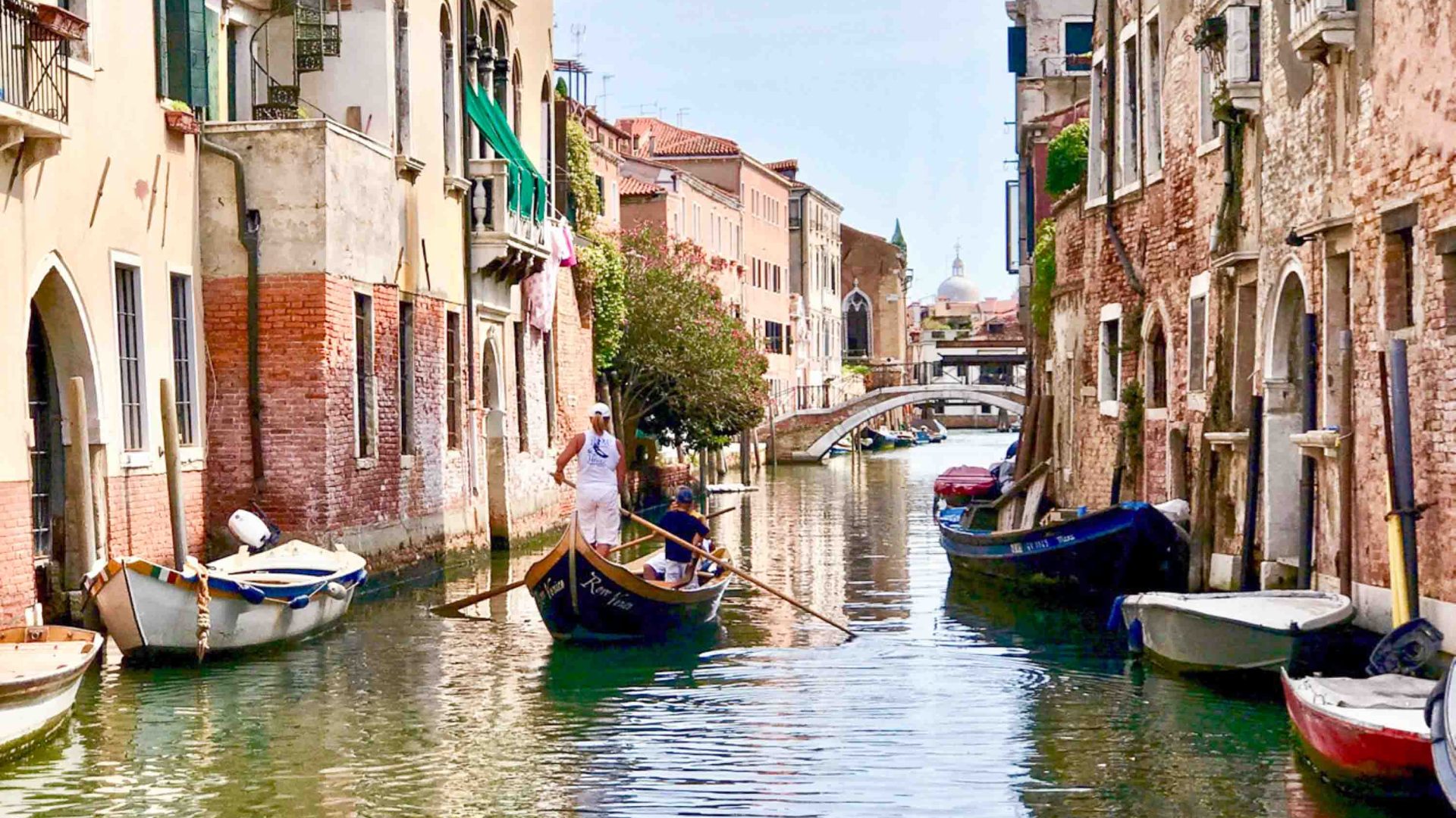 A Row Venice teacher shows students how to row down a canal.