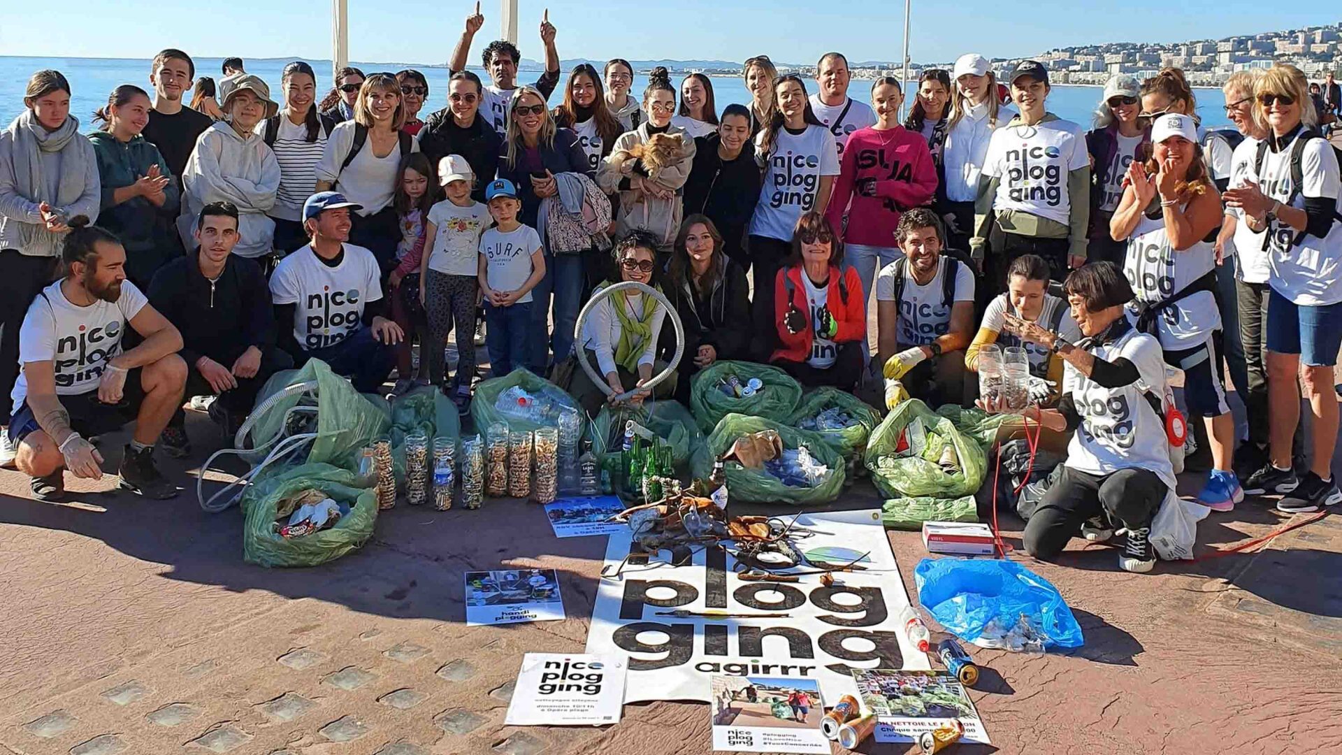 A group portrait of people with a sign that says 'plogging'.
