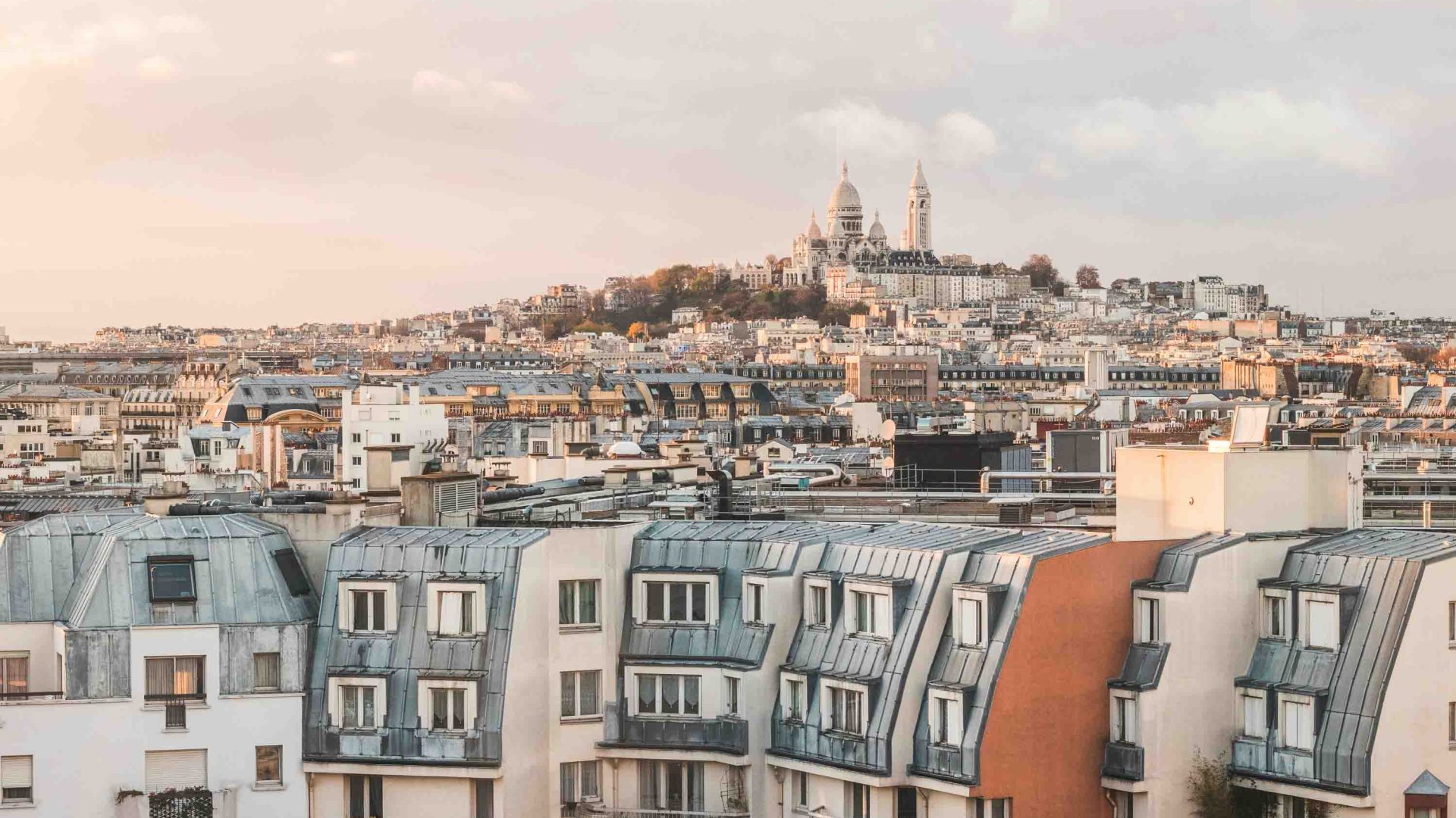 Paris is visible with Basilique du Sacré-Cœur de Montmartre in the background.